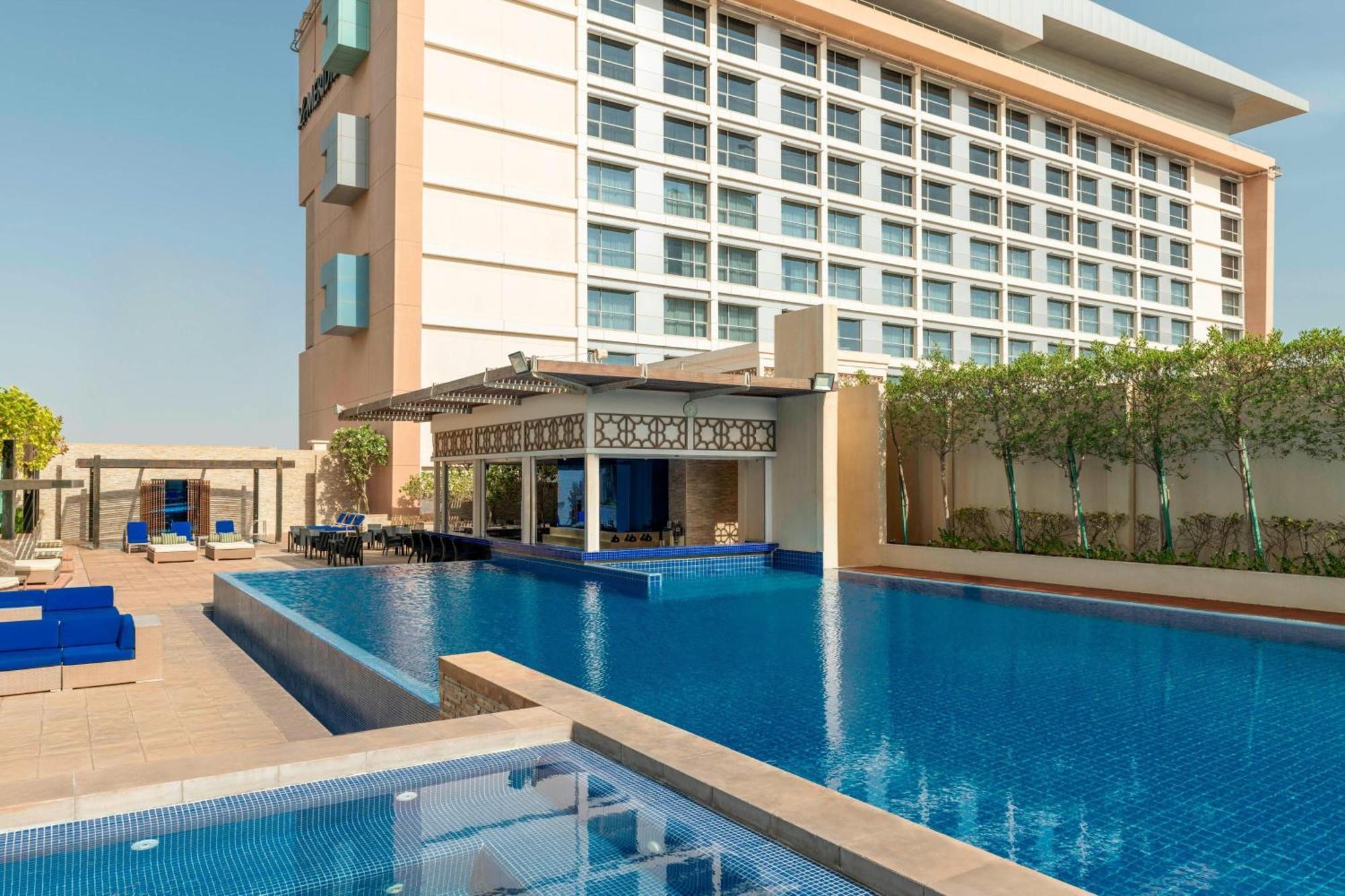 Le Meridien City Centre Bahrain Manama Zewnętrze zdjęcie The swimming pool at the hotel