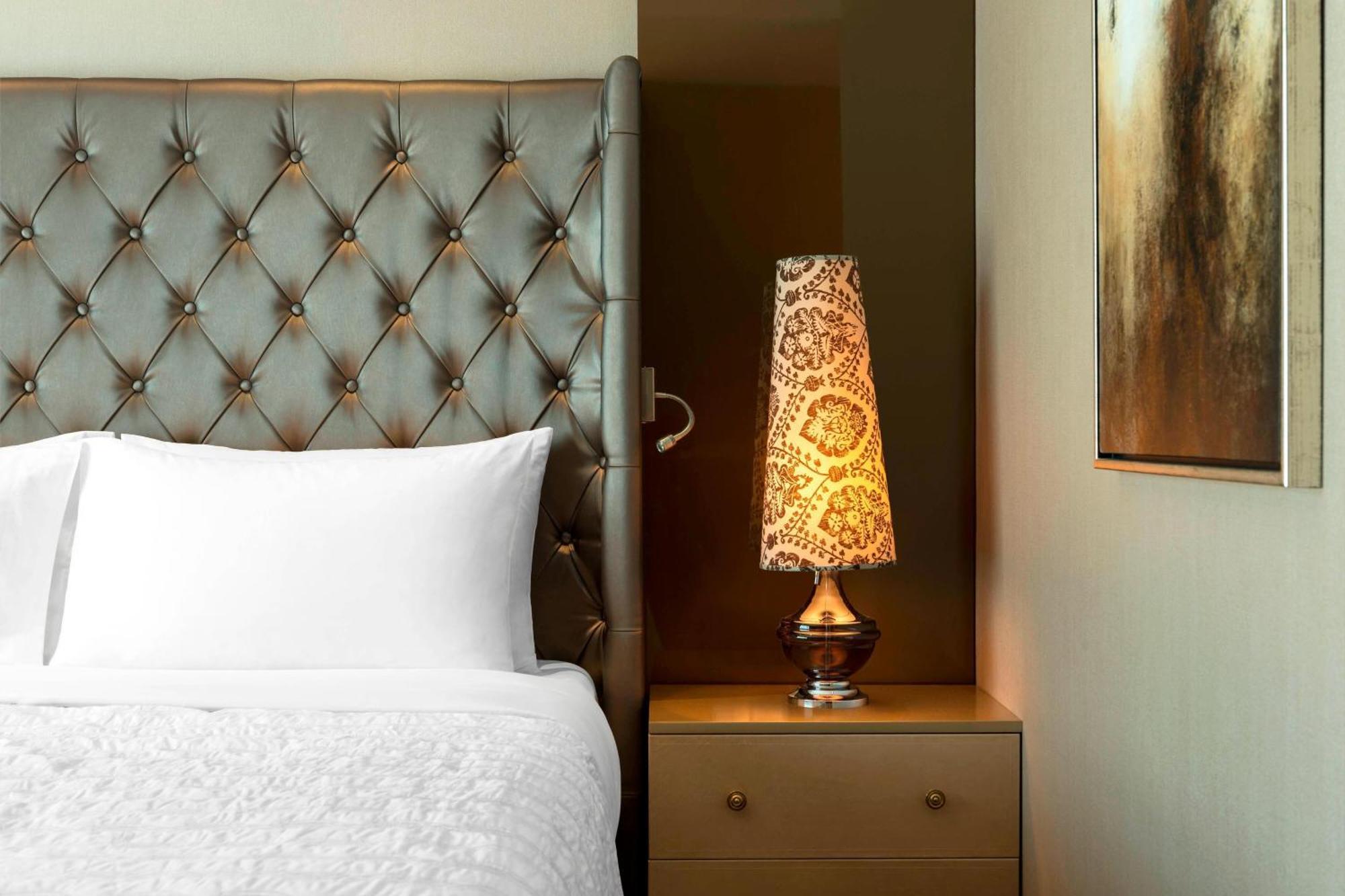 Le Meridien City Centre Bahrain Manama Zewnętrze zdjęcie A lava lamp
