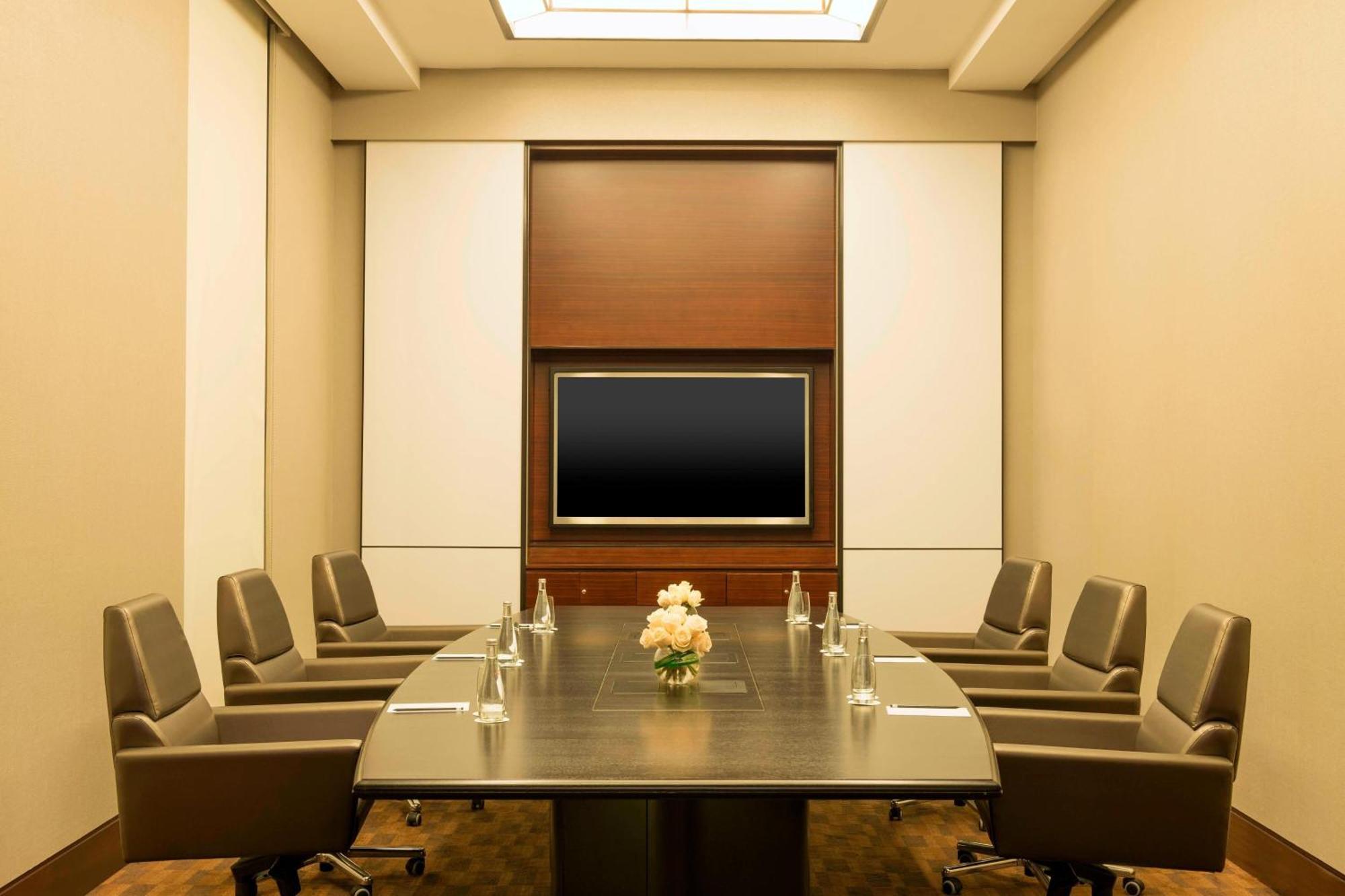 Le Meridien City Centre Bahrain Manama Zewnętrze zdjęcie A boardroom at the Four Seasons Hotel, New York City