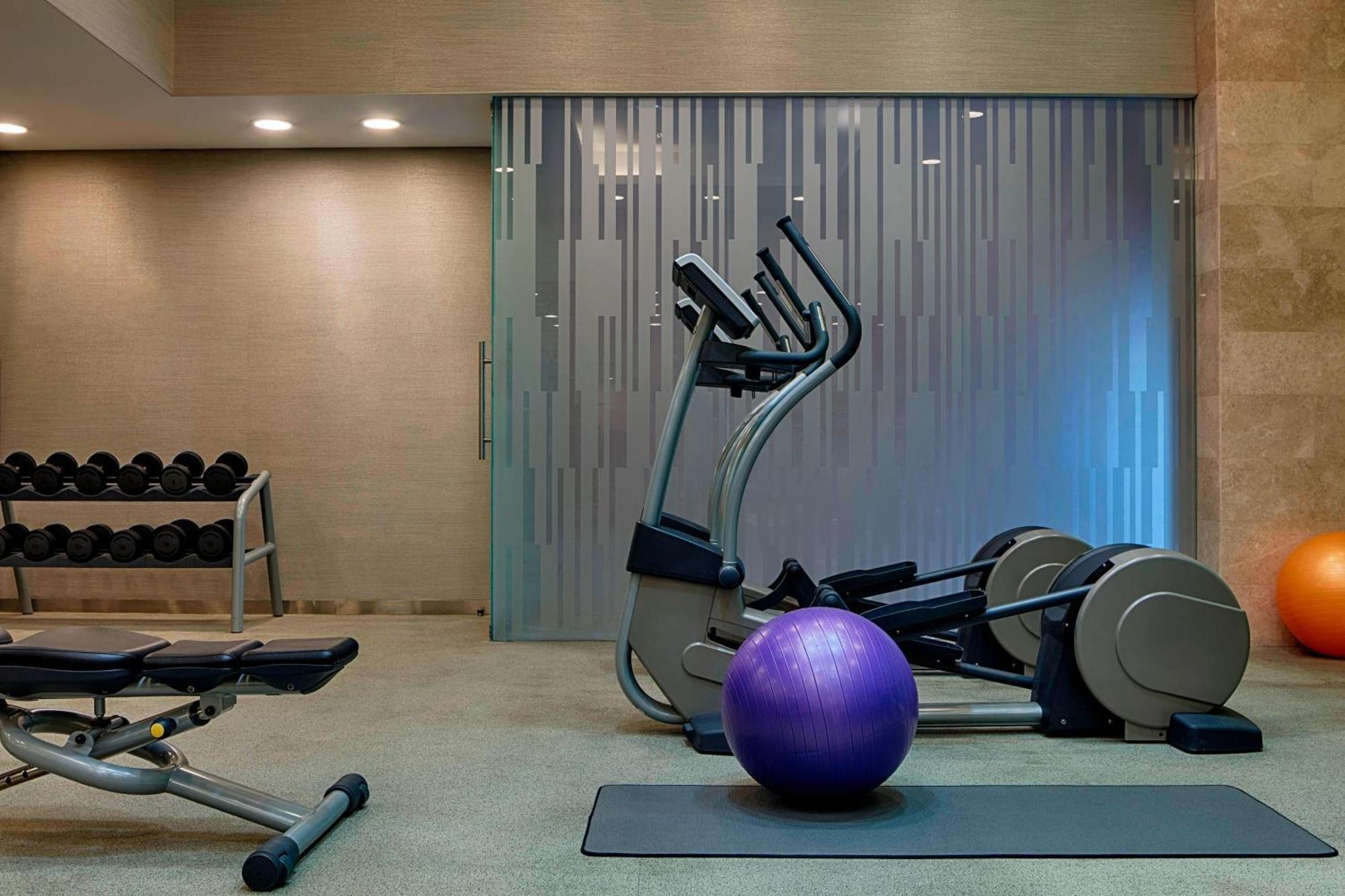 Le Meridien City Centre Bahrain Manama Zewnętrze zdjęcie A typical gym